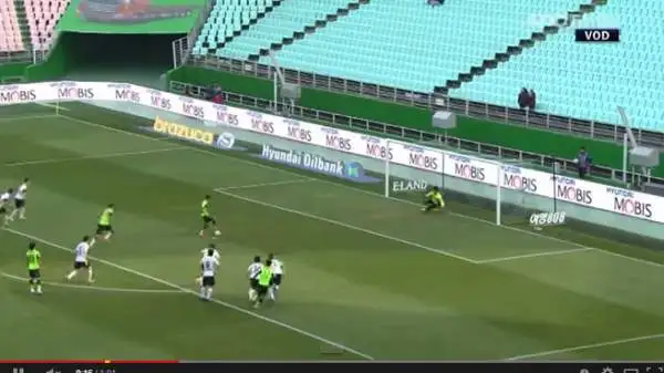 Invece di tirare il pallone verso la porta, Lee Seung-Ki l'ha appoggiato alla sua sinistra.