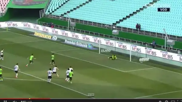 L'azione è del tutto regolare: il rigore è infatti stato battuto in avanti e raccolto da un compagno che al momento del passaggio era fuori dall'area.