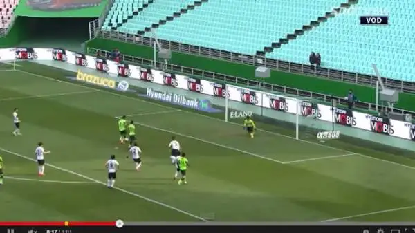 Completamente spiazzato il portiere, che si era tuffato sul tocco del giocatore sul dischetto (oltretutto battezzando l'angolo sbagliato).