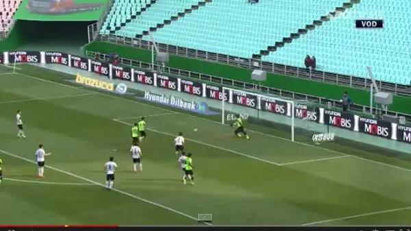 Il preciso rasoterra dell'attaccante del Jeonbuk sarebbe stato comunque imparabile.