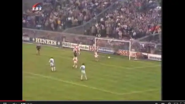 A Cruijff non rimase che segnare la rete più facile della sua lunga e vittoriosa carriera.