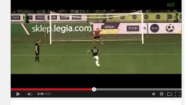 Incredibile rigore in Polonia: Maciek Adamiak ha beffato il portiere calciando dagli undici metri con il piede d'appoggio.