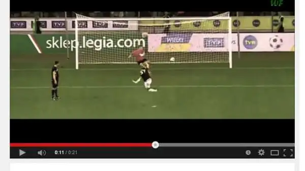 Incredibile rigore in Polonia: Maciek Adamiak ha beffato il portiere calciando dagli undici metri con il piede d'appoggio.