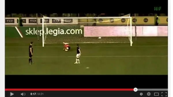 Incredibile rigore in Polonia: Maciek Adamiak ha beffato il portiere calciando dagli undici metri con il piede d'appoggio.