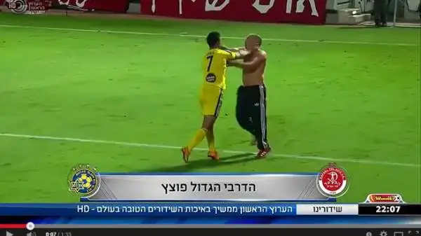 Invasione di campo e rissa in Israele: un tifoso ha aggredito l'ex fantasista del Palermo Zahavi cresciuto nell'Hapoel e passato ai rivali del Maccabi. Da lì la situazione è degenerata.