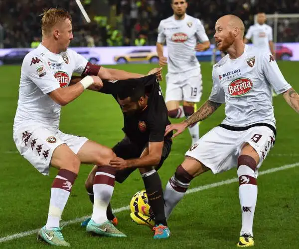 La Roma risponde alla goleada della Juventus al Parma con un secco 3-0 al Torino