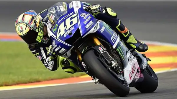 Dopo quattro anni, Valentino Rossi è tornato in pole. Il Dottore, che non scattava davanti a tutti dal Gp di Le Mans del maggio 2010, a Valencia si è lasciato alle spalle Iannone e Pedrosa.