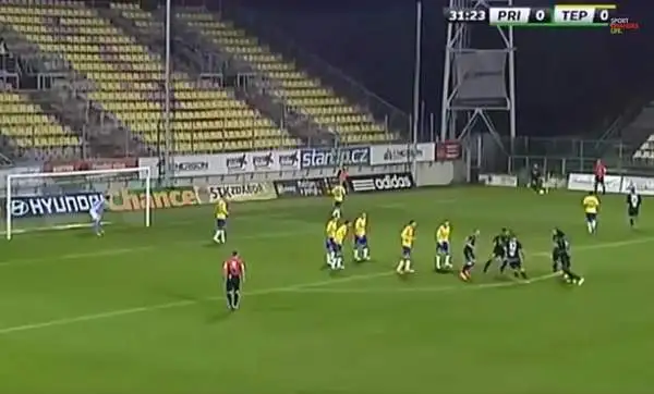 Lo schema su corner più pazzo del mondo. E' quello visto nel corso di Pribram-Teplice, con gli ospiti che hanno iniziato un girotondo per distrarre gli avversari. Che però non ci sono cascati...
