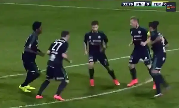 Lo schema su corner più pazzo del mondo. E' quello visto nel corso di Pribram-Teplice, con gli ospiti che hanno iniziato un girotondo per distrarre gli avversari. Che però non ci sono cascati...