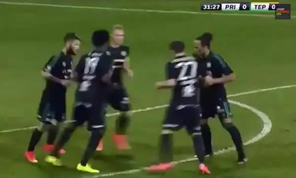 Lo schema su corner più pazzo del mondo. E' quello visto nel corso di Pribram-Teplice, con gli ospiti che hanno iniziato un girotondo per distrarre gli avversari. Che però non ci sono cascati...