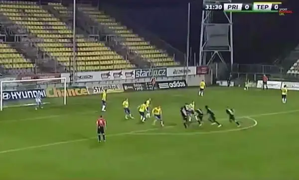 Lo schema su corner più pazzo del mondo. E' quello visto nel corso di Pribram-Teplice, con gli ospiti che hanno iniziato un girotondo per distrarre gli avversari. Che però non ci sono cascati...