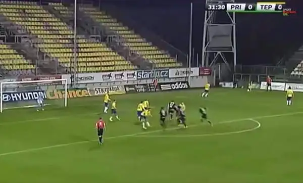 Lo schema su corner più pazzo del mondo. E' quello visto nel corso di Pribram-Teplice, con gli ospiti che hanno iniziato un girotondo per distrarre gli avversari. Che però non ci sono cascati...