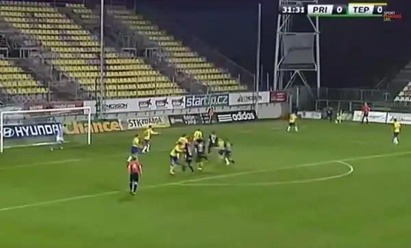 Lo schema su corner più pazzo del mondo. E' quello visto nel corso di Pribram-Teplice, con gli ospiti che hanno iniziato un girotondo per distrarre gli avversari. Che però non ci sono cascati...