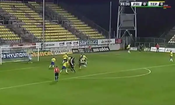 Lo schema su corner più pazzo del mondo. E' quello visto nel corso di Pribram-Teplice, con gli ospiti che hanno iniziato un girotondo per distrarre gli avversari. Che però non ci sono cascati...