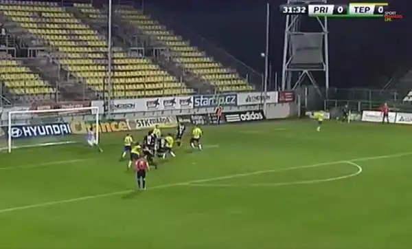 Lo schema su corner più pazzo del mondo. E' quello visto nel corso di Pribram-Teplice, con gli ospiti che hanno iniziato un girotondo per distrarre gli avversari. Che però non ci sono cascati...