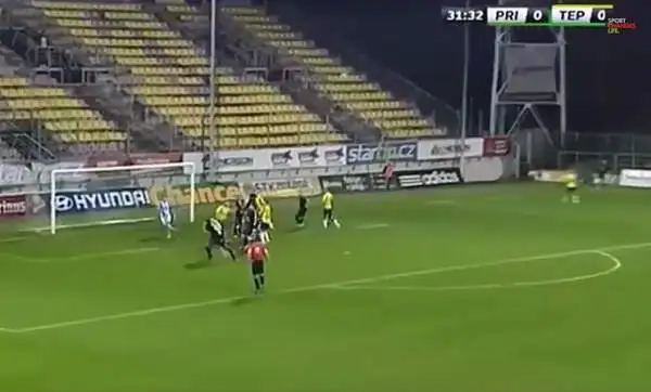 Lo schema su corner più pazzo del mondo. E' quello visto nel corso di Pribram-Teplice, con gli ospiti che hanno iniziato un girotondo per distrarre gli avversari. Che però non ci sono cascati...