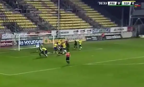 Lo schema su corner più pazzo del mondo. E' quello visto nel corso di Pribram-Teplice, con gli ospiti che hanno iniziato un girotondo per distrarre gli avversari. Che però non ci sono cascati...