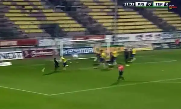 Lo schema su corner più pazzo del mondo. E' quello visto nel corso di Pribram-Teplice, con gli ospiti che hanno iniziato un girotondo per distrarre gli avversari. Che però non ci sono cascati...