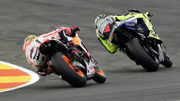 Alle sue spalle, un indomito Valentino Rossi si piazza al secondo posto e conquista la seconda piazza finale nella classifica iridata. 