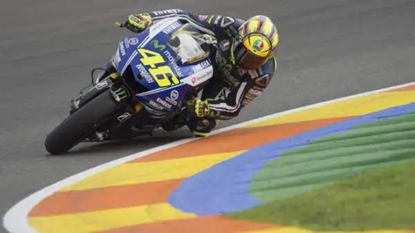 In avvio bene Iannone, che sorpassa e stacca Rossi. Alle spalle dei due italiani c'è Marquez, Lorenzo resta imbottigliato nelle retrovie tra le Ducati.