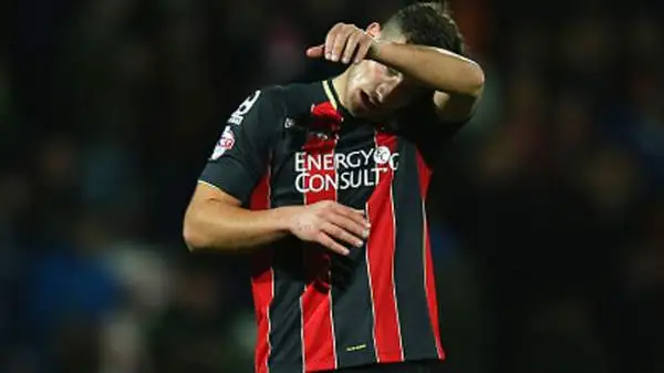 Baily Cargill (19 anni) ha perso una sorta di codino finto durante la partita del suo Bournemouth contro il Liverpool.