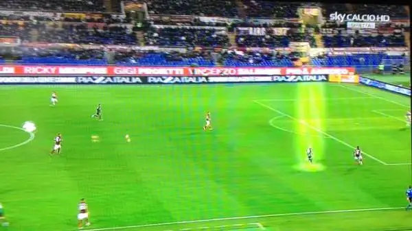 Un clamoroso errore di De Sanctis ha permesso al Sassuolo di sbloccare il risultato contro la Roma: Zaza ha contrastato il rinvio del portiere giallorosso e la palla è carambolata in rete.