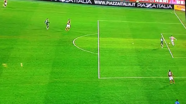 Un clamoroso errore di De Sanctis ha permesso al Sassuolo di sbloccare il risultato contro la Roma: Zaza ha contrastato il rinvio del portiere giallorosso e la palla è carambolata in rete.