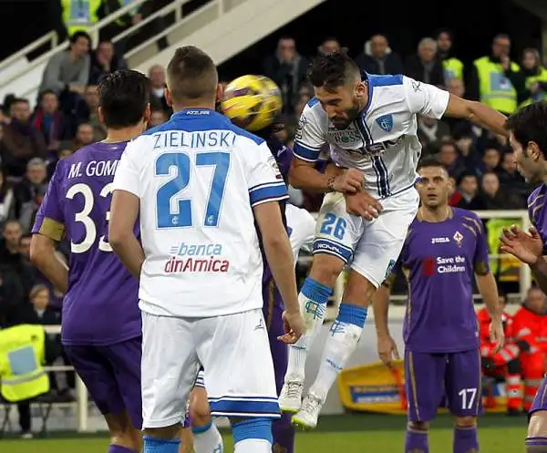 Fiorentina bloccata in casa nel derby con l'Empoli: viola avanti con Vargas, ma recuperati nella ripresa da Tonelli. Sciupata una buona occasione per avvicinarsi al terzo posto.