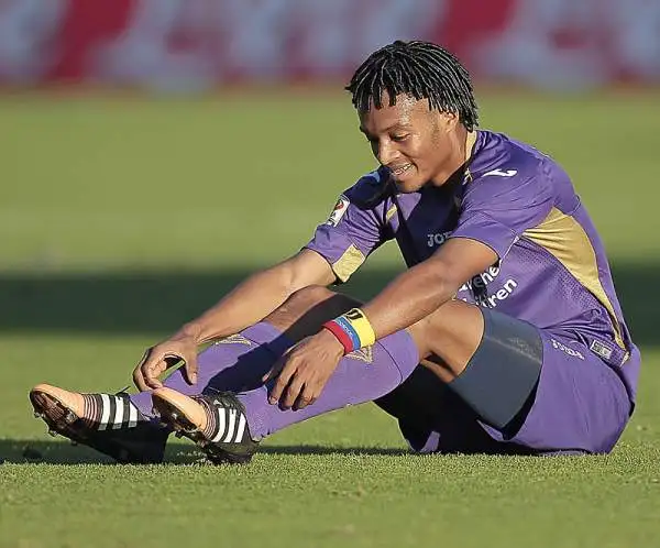 Fiorentina bloccata in casa nel derby con l'Empoli: viola avanti con Vargas, ma recuperati nella ripresa da Tonelli. Sciupata una buona occasione per avvicinarsi al terzo posto.