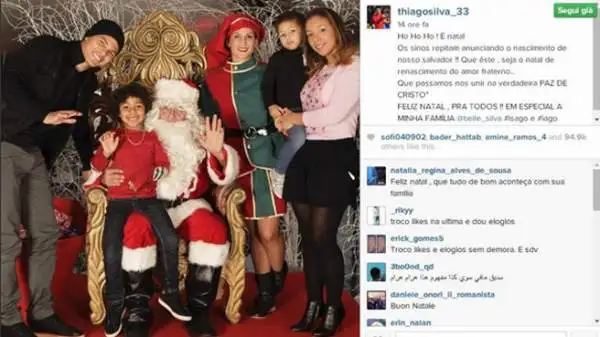 Thiago Silva e famiglia intorno alla poltrona di Babbo Natale.