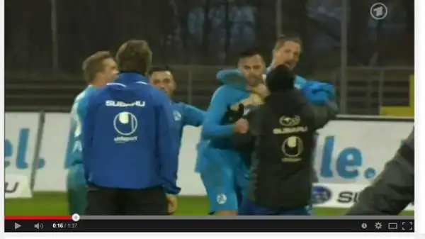 Daniel Engelbrecht, 24enne attaccante dello Stuttgarter Kickers (terza divisione tedesca), è tornato in campo con un defibrillatore cardiaco impiantato sotto la pelle segnando il gol della vittoria.