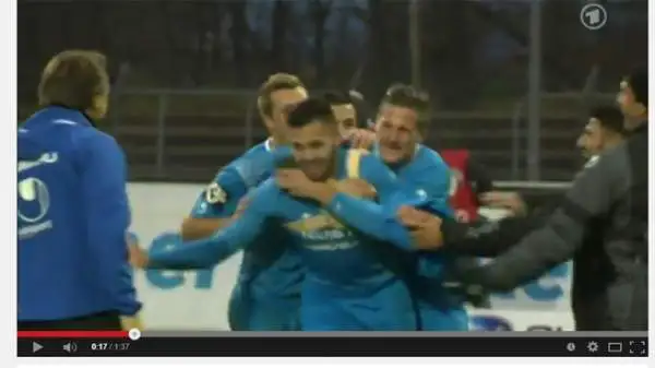 Daniel Engelbrecht, 24enne attaccante dello Stuttgarter Kickers (terza divisione tedesca), è tornato in campo con un defibrillatore cardiaco impiantato sotto la pelle segnando il gol della vittoria.