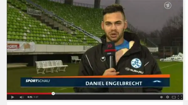 Daniel Engelbrecht, 24enne attaccante dello Stuttgarter Kickers (terza divisione tedesca), è tornato in campo con un defibrillatore cardiaco impiantato sotto la pelle segnando il gol della vittoria.