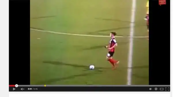 Baily Cargill (19 anni) ha perso una sorta di codino finto durante la partita del suo Bournemouth contro il Liverpool.