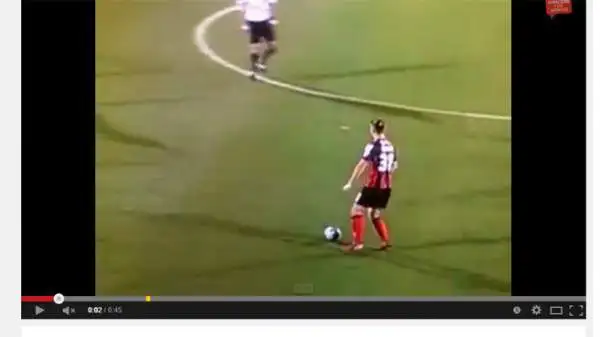 Baily Cargill (19 anni) ha perso una sorta di codino finto durante la partita del suo Bournemouth contro il Liverpool.