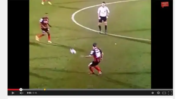 Baily Cargill (19 anni) ha perso una sorta di codino finto durante la partita del suo Bournemouth contro il Liverpool.
