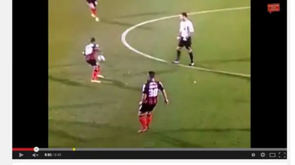 Baily Cargill (19 anni) ha perso una sorta di codino finto durante la partita del suo Bournemouth contro il Liverpool.