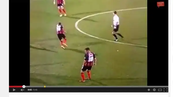 Baily Cargill (19 anni) ha perso una sorta di codino finto durante la partita del suo Bournemouth contro il Liverpool.