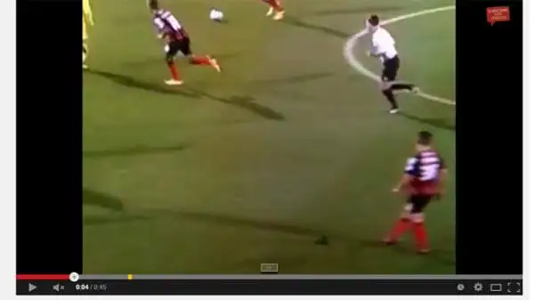 Baily Cargill (19 anni) ha perso una sorta di codino finto durante la partita del suo Bournemouth contro il Liverpool.