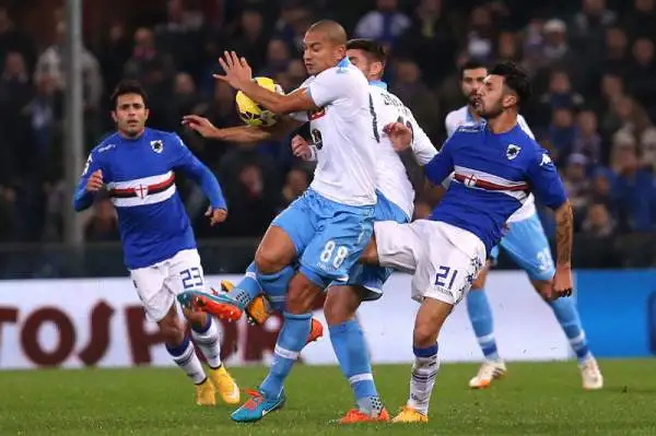 Samp beffata nel finale: Napoli terzo. Blucerchiati avanti con Eder a Marassi. Ma i partenopei, in inferiorità numerica, impattano in pieno recupero con Duvan Zapata e li sopravanzano in classifica.