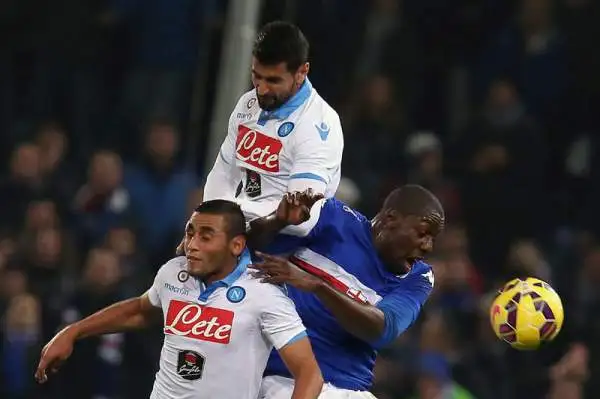Samp beffata nel finale: Napoli terzo. Blucerchiati avanti con Eder a Marassi. Ma i partenopei, in inferiorità numerica, impattano in pieno recupero con Duvan Zapata e li sopravanzano in classifica.