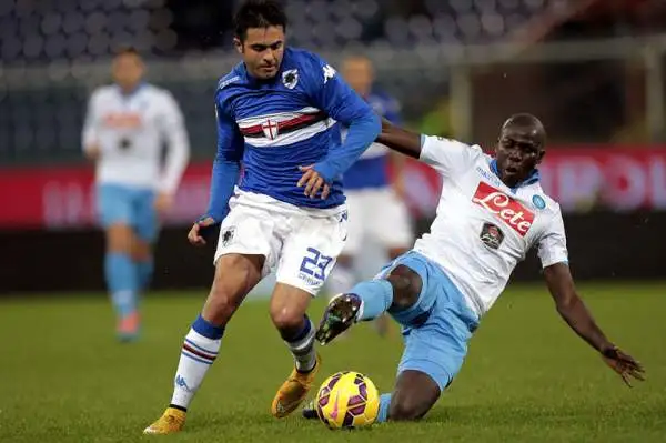 Samp beffata nel finale: Napoli terzo. Blucerchiati avanti con Eder a Marassi. Ma i partenopei, in inferiorità numerica, impattano in pieno recupero con Duvan Zapata e li sopravanzano in classifica.
