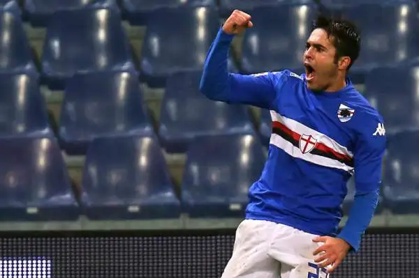 Samp beffata nel finale: Napoli terzo. Blucerchiati avanti con Eder a Marassi. Ma i partenopei, in inferiorità numerica, impattano in pieno recupero con Duvan Zapata e li sopravanzano in classifica.