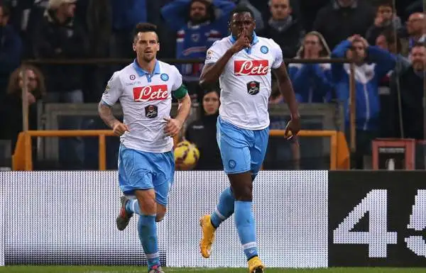 Samp beffata nel finale: Napoli terzo. Blucerchiati avanti con Eder a Marassi. Ma i partenopei, in inferiorità numerica, impattano in pieno recupero con Duvan Zapata e li sopravanzano in classifica.