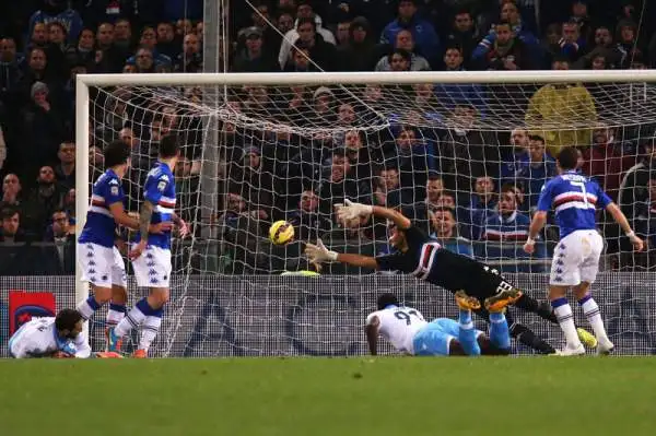 Samp beffata nel finale: Napoli terzo. Blucerchiati avanti con Eder a Marassi. Ma i partenopei, in inferiorità numerica, impattano in pieno recupero con Duvan Zapata e li sopravanzano in classifica.