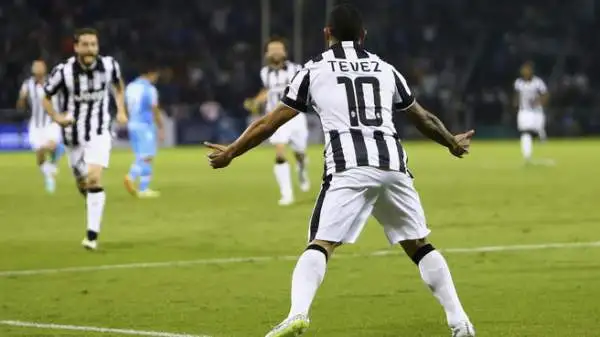 Tevez 7,5. Un vero peccato: nella sua partita ci sono un gol da rapace e una prodezza da campione assoluto. Ma cade nella trappola di Rafael e sbaglia il suo rigore. Un errore pesantissimo.