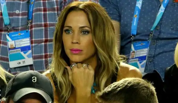 Lei è Bec Hewitt, concentratissima mentre il marito Lleyton Hewitt è impegnato in campo.
