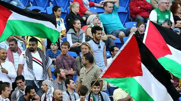 Tutto facile all'esordio in Coppa d'Asia per il Giappone campione in carica: 4-0 alla Palestina nella gara inaugurale del girone D.