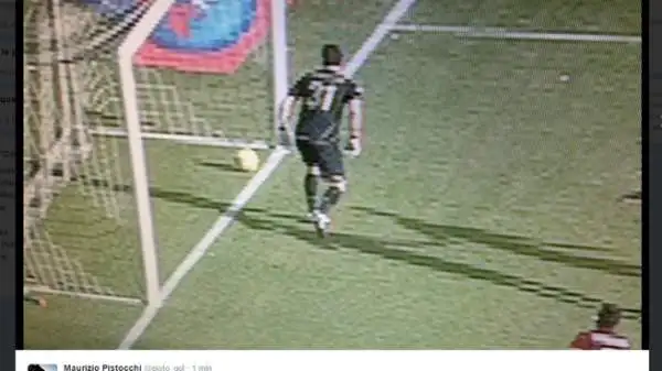 Un episodio che indica quanto sia urgente la goal line technology, con buona pace del capo degli arbitri Marcello Nicchi.
