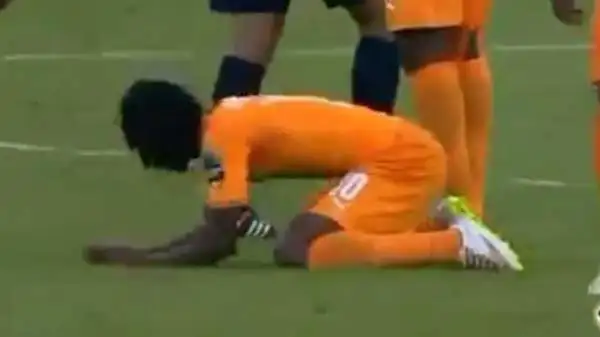 Con la Costa d'Avorio sotto 1-0, Gervinho ha colpito l'avversario Keita per liberarsi di lui prima della battuta di un corner. Immediato il rosso per la stella ivoriana.